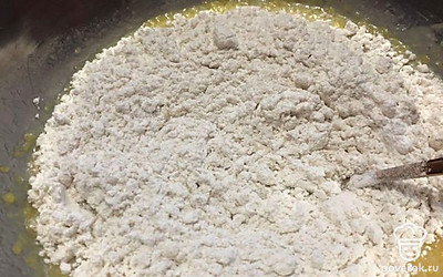 В хорошо перемешанную массу добавляем муку.