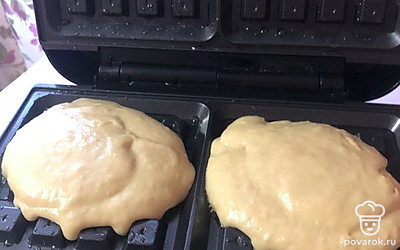 И приступаем к выпеканию. Помним, что если теста положить меньше, вафли получатся округлые. Если много теста, они буду растекаться по всей форме и получатся квадратными.