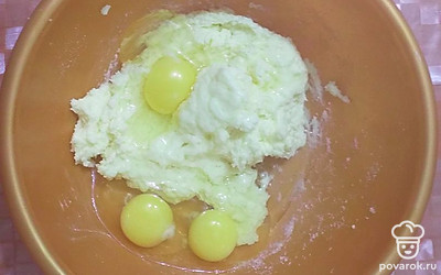 Сливочное масло комнатной температуры перетереть с сахаром, добавить щепотку соли и яйца. Все перемешать.