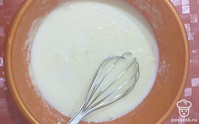 Влить молоко, тщательно перемешать.