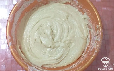 В отдельной миске соединить муку, и разрыхлитель, тщательно перемешать. Всыпать сухую смесь в жидкую, размешать до однородной констстенции.