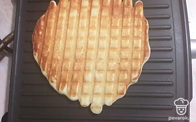 На разогретый гриль выложить тесто небольшими порциями. Жарить 1-2 минуты.