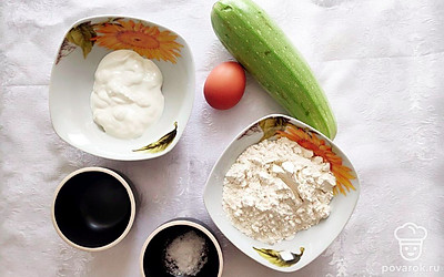 Кабачок помойте водой и очистите от кожуры, сердцевины и семян.