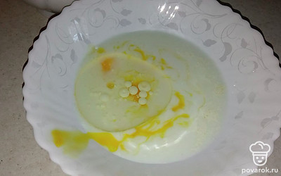Молоко, яйцо, масло перемешиваем.