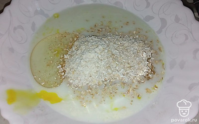 Добавляем перемолотые овсяные хлопья и соду.