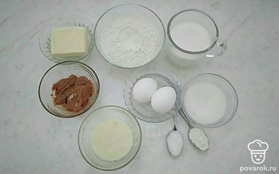 Муку просейте, молочные продукты достаньте из холодильной камеры для приобретения ими комнатной температуры, куриные яйца ополосните водой от мусора.