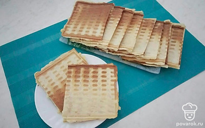 Тающие во рту бельгийские вафли с вареной сгущенкой украсьте растопленным шоколадом, дополните свежими ягодами и фруктами и подавайте к столу.