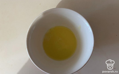 Сливочное масло растопите в микроволновке в течение 1 минуты.