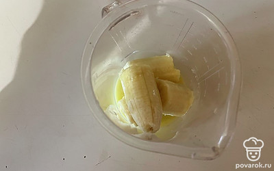 В отдельной емкости соедините растопленное масло и банан.