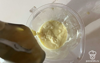 Все ингредиенты смешайте в однородную массу при помощи погружного блендера.