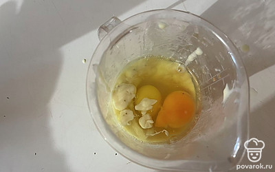 Добавьте одно яйцо и один куриный желток.