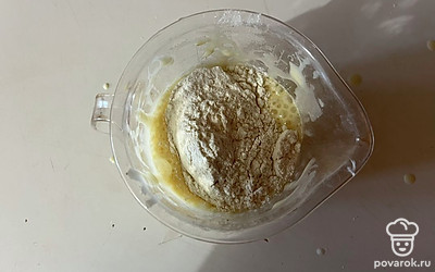 Туда же всыпьте муку.