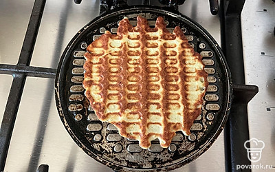 Каждую вафлю обжаривайте с двух сторон до появления золотистой корочки.