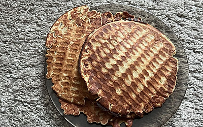 Подавайте к столу в горячем виде, вместе с чаем.