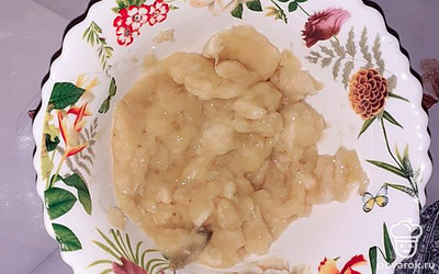 Банан размять вилкой или при помощи блендера.