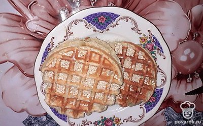 Перед подачей можно слегка смазать жидким медом и посыпать кунжутом.