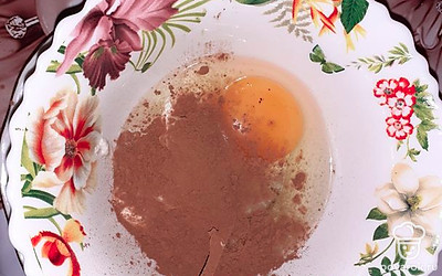 Разбить в миску яйцо, добавить какао.