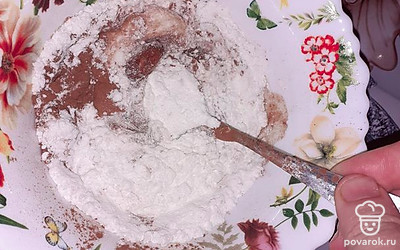 Всыпать рисовую муку, перемешать до однородной массы.