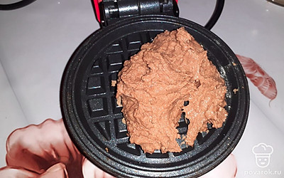 Выпекать в электровафельнице 2-3 минуты.