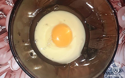 Сгущенку смешать с яйцом.