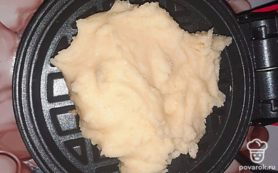 Выпекать в вафельнице 2 или 3 минуты, в зависимости от любимой степени прожарки.