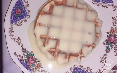 Подавать со сгущенкой.