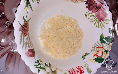 Сыр натереть на терке.