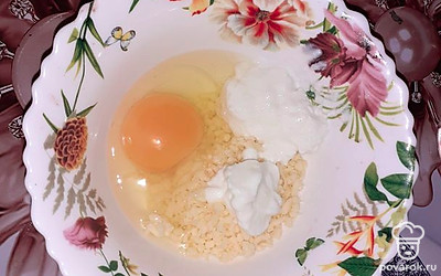 Добавить сметану, яйцо и соль.