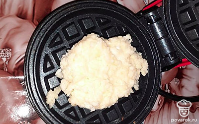 Выпекать в электровафельнице несколько минут.