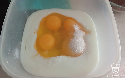 Соединяем яйца, молоко и сахар.