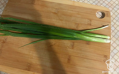 Лук помойте проточной водой.