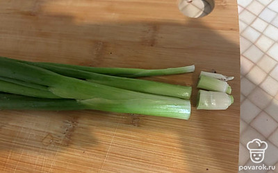 Корешки лука срежьте.