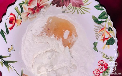 Яйцо, йогурт, соль и рисовую муку соединить.