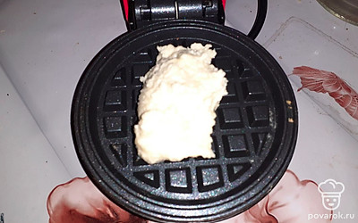 Выложить тесто в вафельницу и выпекать 3 минуты.