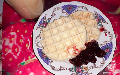 На завтрак очень вкусно с вареньем и кофе.