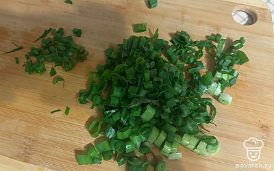 Нарежьте перья зеленого лука мелкими кольцами.
