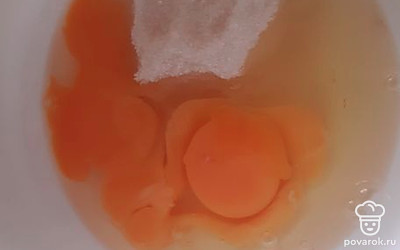 Взбить яйца с сахаром до образования пышной пены. 