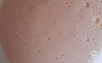 Добавить сметану, соль, растительное масло, перемешать. 