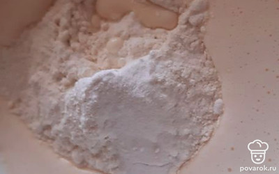 Добавить муку и разрыхлитель, все тщательно перемешать. 