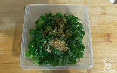 К луку добавьте сушеный чеснок и соль.