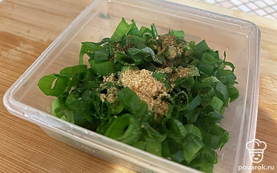 Туда же поместите уксус и растительное масло.