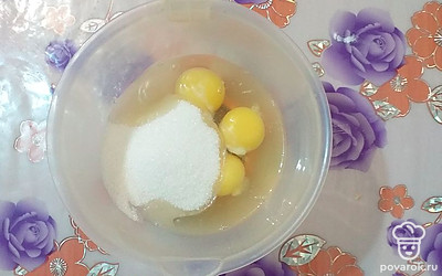 Взбить яйца с сахаром до пышной массы.