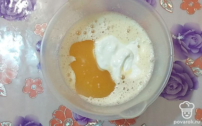 Добавить соль, сметану и растительное масло. Все хорошенько перемешать.