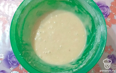 Добавить просеянную муку и разрыхлитель - все тщательно перемешать.