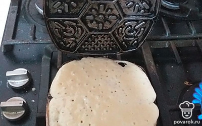 В разогретую форму для выпекания вафлей добавить тесто, выпекать на среднем огне 3-5 минут, периодически переворачивая форму.