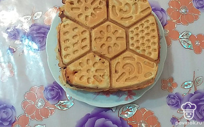 Готовые вафли подавать на завтрак с любимым сиропом или вареньем или самостоятельно к чаю.