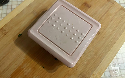 Контейнер накройте крышкой.