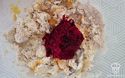 Свеклу очистить и натереть на мелкой терке. Смешать творог, яйцо, свеклу и муку, посолить и поперчить по вкусу и хорошо перемешать. 