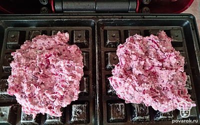 Разогреть антипригарную вафельницу. Получившуюся смесь выложить в вафельницу. Жарить до готовности около 4 минут. 