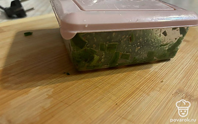 Тщательно встряхните контейнер с ингредиентами и уберите в холодильник минимум на 30 минут.